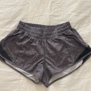 PERFECT CONDITION!! Lululemon low-rise hottie hots size 4 2.5” Heather grey